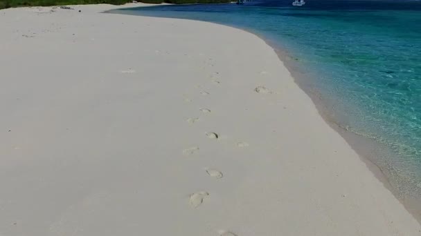 Романтическое путешествие по пляжу с прекрасным видом на море на синем море и белом песчаном фоне в солнечном свете — стоковое видео