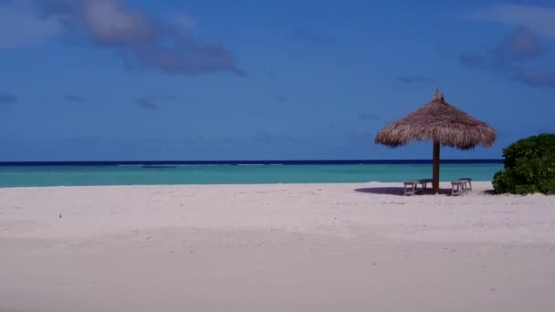 Close up panorama ráje pobřeží pláž plavba modrým oceánem s bílým pískem pozadí po východu slunce — Stock video
