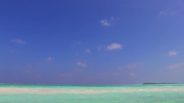 Sommar turism i paradiset kust strand semester med blått vatten och ljus sand bakgrund nära sandstrand — Stockvideo