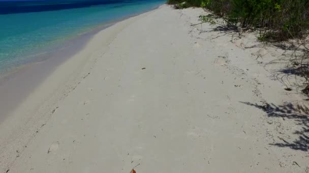 Viagem ensolarada da viagem de praia da baía do paraíso pelo mar transparente com fundo arenoso branco antes do pôr do sol — Vídeo de Stock