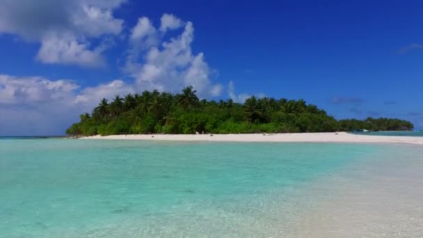 Amplio ángulo abstracto de aventura de playa isla de lujo por mar claro con fondo de arena blanca cerca de banco de arena — Vídeos de Stock