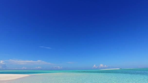 Dagpanorama van tropische baai strand reis door heldere oceaan met witte zandachtergrond in de buurt van palmen — Stockvideo
