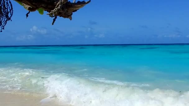 Vacío paisaje marino de tranquila costa vacaciones en la playa por azul océano verde y fondo de arena blanca cerca del banco de arena — Vídeos de Stock