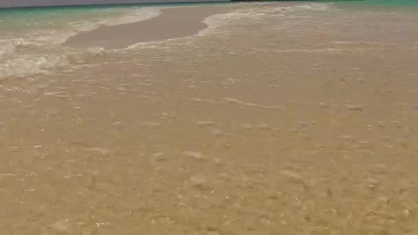 Naturaleza romántica del hermoso viaje a la playa junto al agua clara y el fondo de arena blanca cerca del arrecife — Vídeo de stock