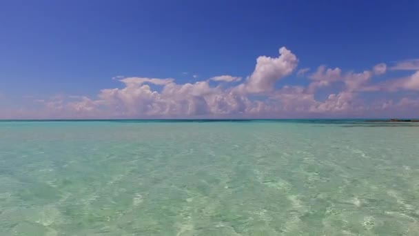 Textura ensolarada de relaxante lagoa praia férias pelo mar azul com fundo de areia limpa perto de surf — Vídeo de Stock