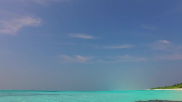 Letni abstrakt raju wyspa plaża podróż przez przejrzyste morze z białym tle piasku w pobliżu piaskownicy — Wideo stockowe
