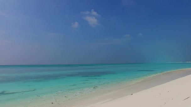 Céu de ângulo largo da costa tropical quebra de praia pela água azul do aqua com fundo arenoso branco na luz solar — Vídeo de Stock