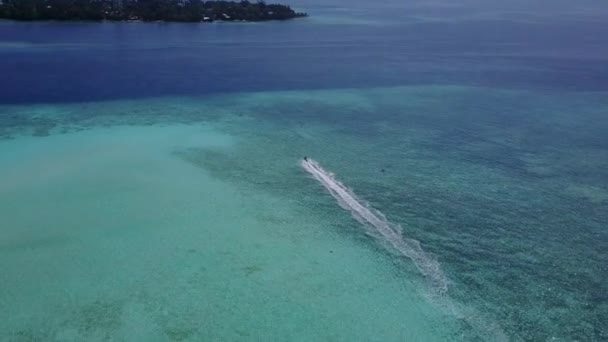 Nature romantique de la plage touristique parfaite pause par lagon bleu et fond sablonneux blanc près des palmiers — Video