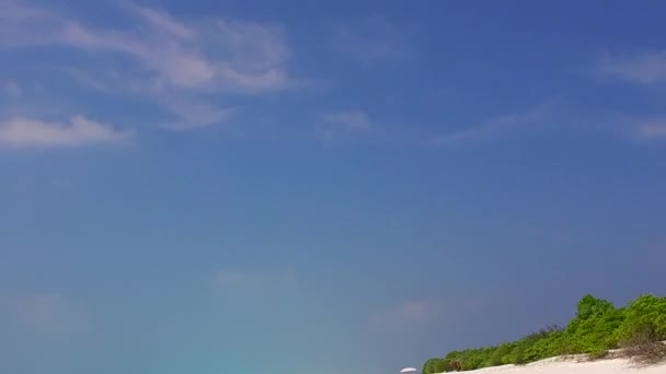 Романтическое небо с идеальным пляжем лагуны образ жизни у синего моря с белым песком фоне после восхода солнца — стоковое видео