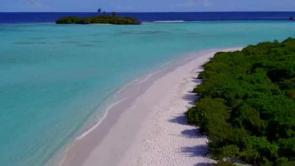 Luftfahrt von exotischen Küste Strand Abenteuer durch blaues Meer und weißen Sandhintergrund — Stockvideo