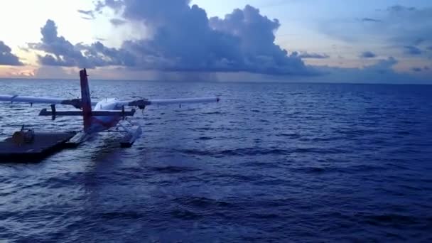 Amplio ángulo de viaje de lujo isla playa romper por el océano claro con fondo de arena blanca a la luz del sol — Vídeo de stock