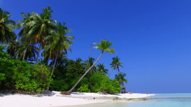 Romantico cielo di perfetta baia vacanza al mare da laguna poco profonda con sfondo sabbioso pulito vicino onde — Video Stock