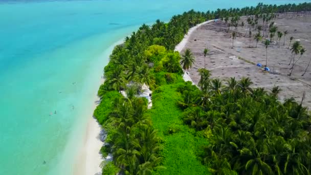 Textura espaço cópia da praia perfeita baía quebrar pelo mar azul com fundo arenoso branco perto de barra de areia — Vídeo de Stock