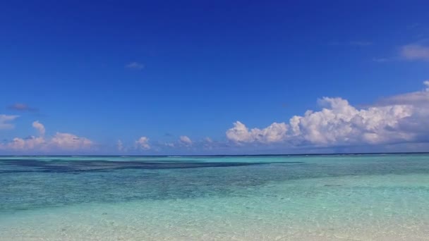 Skopiuj przestrzeń krajobrazy raju wyspa plaża podróż przez błękitne morze z białym, piaszczystym tle w pobliżu fal — Wideo stockowe