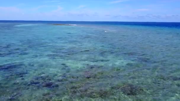 Kopiuj przestrzeń charakter relaksującej plaży turystycznej przyrody przez turkusowe laguny i biały piasek tło w pobliżu fal — Wideo stockowe