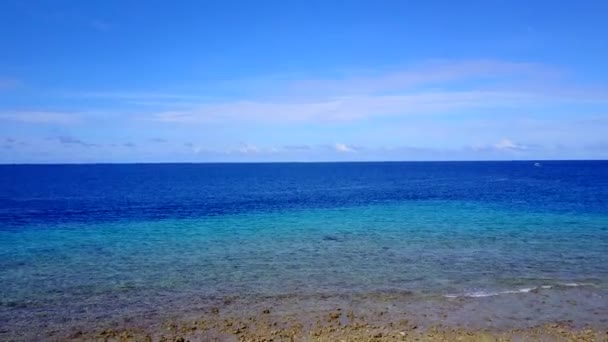 Amplo ângulo de viagem de mar marinho vista praia aventura por mar transparente e fundo arenoso branco perto de restinga — Vídeo de Stock
