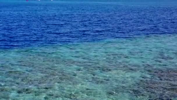 Kopie der Raumfahrt von idyllischen Strand Urlaub am klaren Meer und weißem Sand Hintergrund nach Sonnenaufgang — Stockvideo