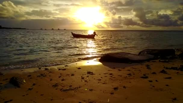 Ampio angolo cielo di perfetta vista mare viaggio in spiaggia da laguna verde blu e sfondo di sabbia bianca dopo l'alba — Video Stock