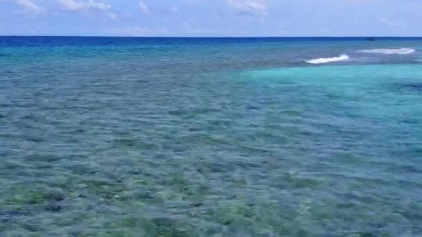 Primer plano del tranquilo viaje a la playa de la costa por el océano verde azul y el fondo de arena blanca cerca de las palmeras — Vídeos de Stock