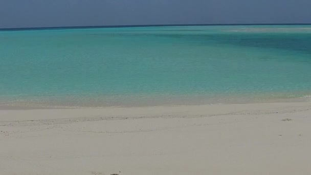 Warme Reise von Luxus-Strand Strandabenteuer durch klares Meer und weißen Sandhintergrund in der Nähe des Riffs — Stockvideo