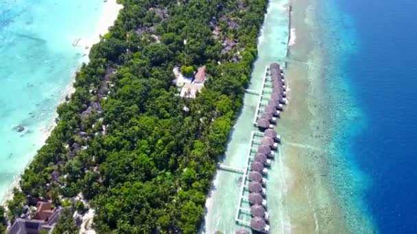 Kopieren Raum Textur von Luxus Küste Strand Reise durch klare Ozeane mit weißem Sandhintergrund in der Nähe von Palmen — Stockvideo
