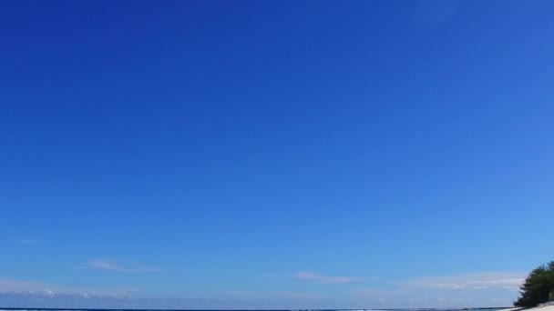 Résumé vide de luxe bord de mer plage style de vie par mer bleue et fond sablonneux blanc près du récif — Video