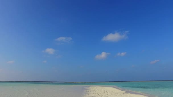 Ampio angolo paesaggio marino del paradiso costa spiaggia stile di vita da blu acqua verde e sfondo di sabbia bianca vicino banco di sabbia — Video Stock