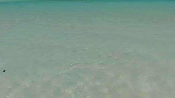 Paesaggio caldo di idilliaca spiaggia costiera viaggio da oceano blu con sfondo di sabbia bianca vicino a banco di sabbia — Video Stock