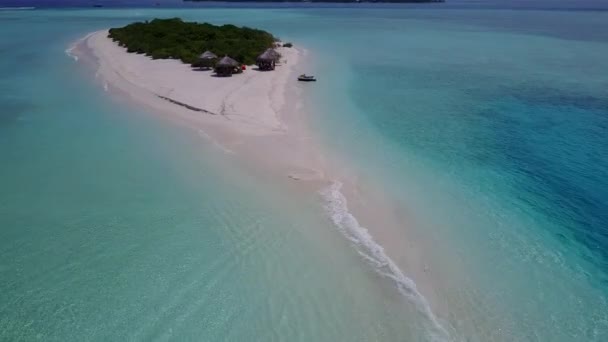 Kopieren Raum Natur der exotischen Küste Strandausflug durch blau grüne Lagune mit weißem Sandhintergrund nach Sonnenaufgang — Stockvideo