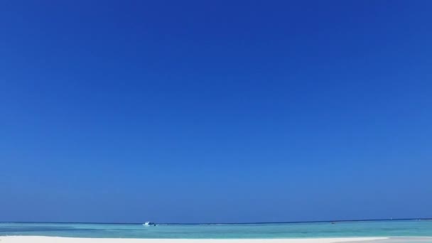 Meleg turizmus gyönyörű üdülőhely strand utazás kék zöld tenger fehér homokos háttér napfényben — Stock videók