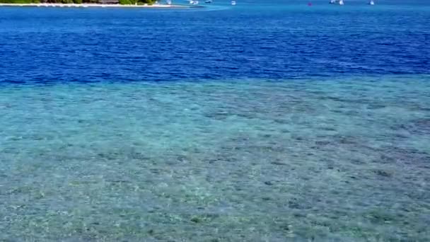 Brett vinkel landskap av vackra stranden resa genom klart hav med vit sand bakgrund nära handflatorna — Stockvideo