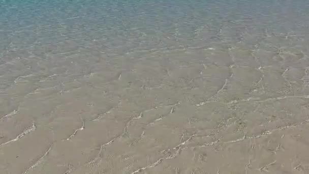 ท่องเที่ยวกลางวันของเกาะหรูหราพักชายหาดโดยทะเลสาบตื้นกับพื้นหลังทรายสดใสใกล้โต้คลื่น — วีดีโอสต็อก