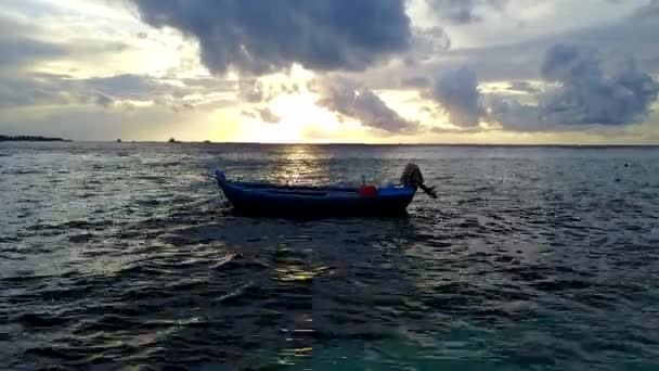Brede hoek landschap van mooi eiland strand reis door blauw groene zee met wit zand achtergrond in de buurt van de plaats — Stockvideo