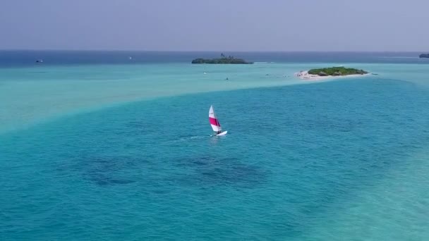 太陽の光の下できれいな砂の背景を持つ透明な水で楽園湾のビーチ休暇の抽象的なスペースをコピー — ストック動画