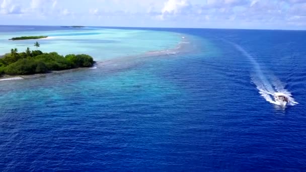 穏やかな海岸線の空中空白い砂の背景を持つ透明な海によるビーチブレイク — ストック動画