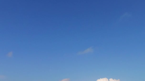 Cielo soleggiato di paradiso isola spiaggia stile di vita da oceano blu con sfondo di sabbia bianca vicino resort — Video Stock