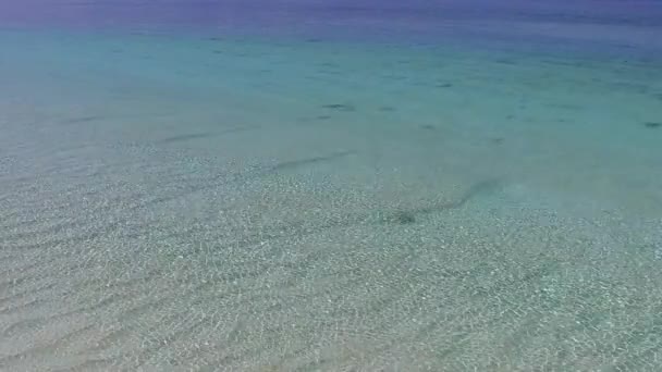 Słoneczna turystyka doskonała plaża wybrzeża wakacje przez niebieską lagunę z czystym, piaszczystym tle w pobliżu piaskownicy — Wideo stockowe