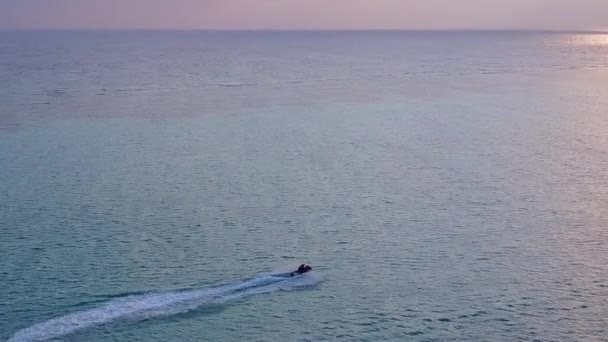 Turystyka drona doskonała wyspa styl życia plaży przez błękitne morze z białym, piaszczystym tle — Wideo stockowe