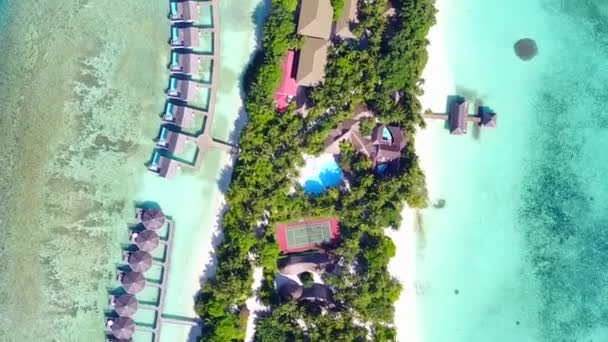 Turismo de grande ângulo de viagem de praia ilha perfeita pelo oceano azul e fundo de areia branca perto do resort — Vídeo de Stock