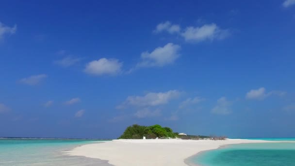 青緑色の水と砂州の近くの明るい砂の背景によってリラックスしたリゾートビーチの航海の昼間の空 — ストック動画