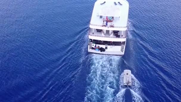 Gros plan nature de tranquille vue sur la mer plage temps par mer bleue et fond de sable blanc à la lumière du soleil — Video