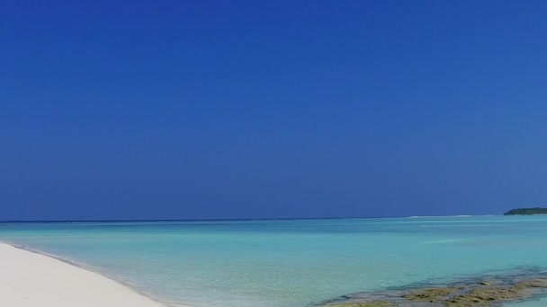 Szeroki kąt krajobrazy egzotycznej zatoki czas plaży przez aqua błękitne morze z czystym, piaszczystym tle po wschodzie słońca — Wideo stockowe