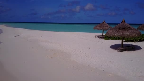 Marina ensolarada de ilha exótica viagem de praia pelo oceano azul com fundo de areia branca após o nascer do sol — Vídeo de Stock