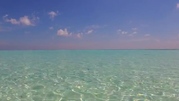 Vacío turismo de playa de playa paradisíaca tiempo por el océano poco profundo y fondo de arena blanca cerca de las palmeras — Vídeos de Stock