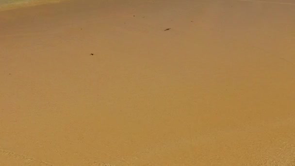 Leeres Panorama des luxuriösen Strandabenteuers an der blauen Lagune mit weißem Sandhintergrund im Sonnenlicht — Stockvideo