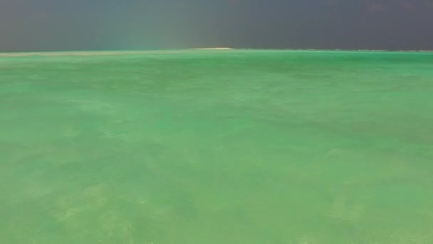 Теплый морской пейзаж экзотических туристических приключений на мелководье с белым песчаным фоном рядом с песчаным баром — стоковое видео