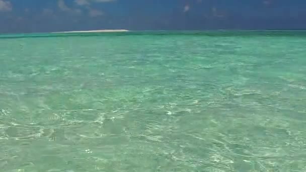 Turkuaz deniz ve tatil köyü yakınlarındaki beyaz kum arka planının güzel sahil sahili yaşam tarzının gündüz dokusu — Stok video