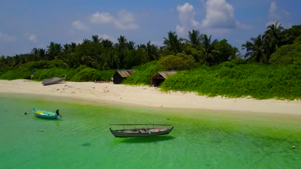 Ρομαντικό ταξίδι του παραδείσου θέρετρο άγριας ζωής παραλία από μπλε πράσινο ωκεανό και λευκό φόντο άμμο μετά την ανατολή — Αρχείο Βίντεο