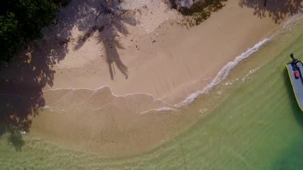 Daytime τοπίο της τέλειας ακτής διάλειμμα παραλία από τυρκουάζ ωκεανό και λευκή άμμο φόντο κοντά surf — Αρχείο Βίντεο