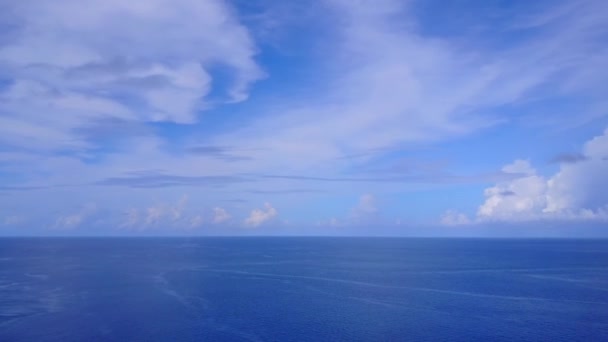Безпілотний вид природа райського берега пригоди на пляжі синьо-зеленою водою та білим піщаним фоном — стокове відео